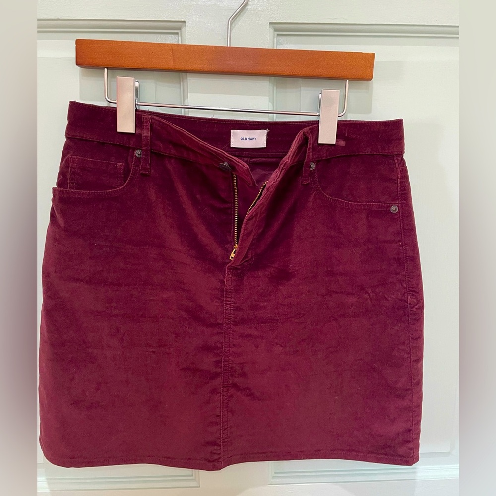 Old Navy burgundy corduroy skirt in size 6